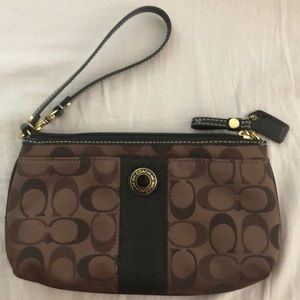 New, without tags large Coach wristlet
